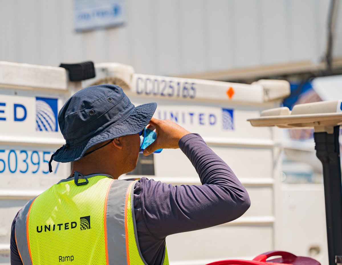 Friendly_Skys's tweet photo. Hydrated-Healthy-Happy employees! its a tripple H kind of day. 
@weareunited @kbbrown86united @densafety @HoyMarcel @MattatUnited https://t.co/gyfv4OLzHp