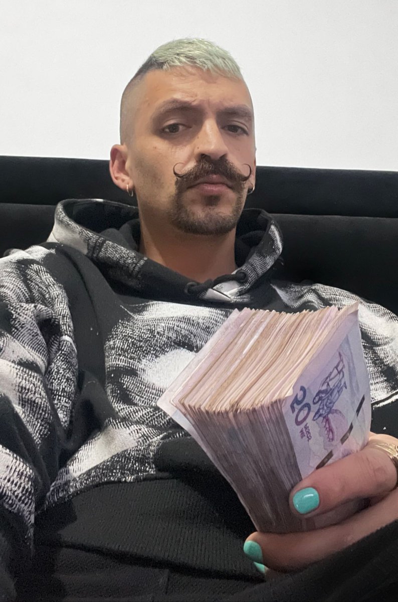 elfuliancito's tweet photo. si me pagaran por las veces que digo "Petro presidente" https://t.co/pE4RYtarCA