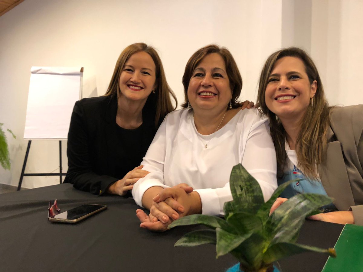 JohannaParaguay's tweet photo. Mi 📷 fav del día.
Tres mujeres, con sus ideas, con sus proyectos pero sobre todo comprometidas con 🇵🇾
Las niñas y mujeres que miramos esta foto sabemos que gracias a ellas, mañana nosotras también podemos ser presidentas💪
Gracias por regalarnos la esperanza de ese futuro💜 https://t.co/Os8XwDrfBe