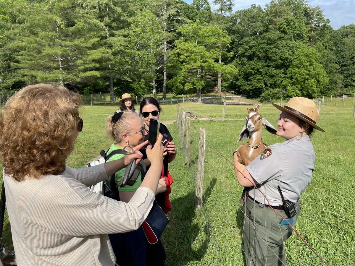 NPSInternation's tweet image. Thanks to #carlsandburghomenationalhistoricsite to share best practices in park volunteer management w/   colleagues from #sakartvelo during their visit, a joint effort between #openworldprogram, NPSOIA &amp;amp; Interior Department's International Technical Assistance Program #DOIITAP