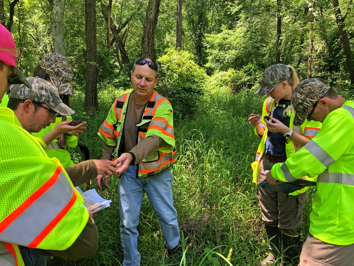 WetlandStudies's tweet photo. Our Maryland interns recently finished up an exciting two days learning all the ins and outs of wetland delineation! Training went from the classroom to the field - getting hands-on experience finding wetland boundaries. 
#internship #WSSIinterns #WSSIcareers #trainingthefuture https://t.co/QMR9MOrxUI