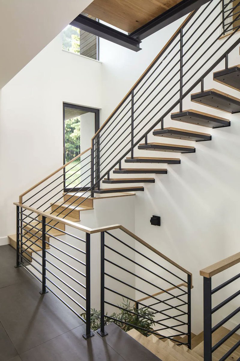 woo863's tweet photo. Floating stairs add style and function to this part of the house. #archi #homestyle  https://t.co/3zvRPY6m5l https://t.co/f5qBwk2fN8