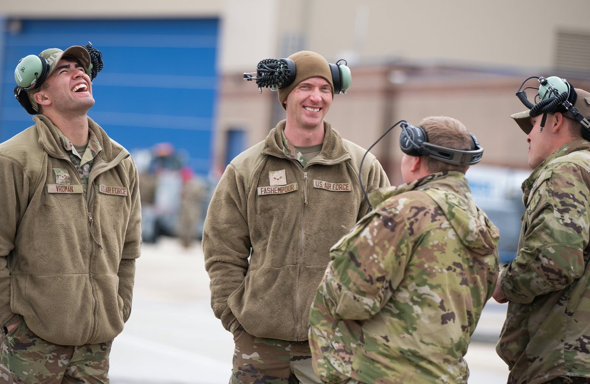 MAFFS_Corp's tweet photo. A C-130 maintenance crew from the 153d Airlift Wing at the USDA Forest Service MAFFS II  training in Boise, Idaho. (U.S. Air National Guard photo by Senior Master Sgt. Robert J. Trubia). #MAFFS #ProtectionFromAbove #militaryfirefighiting #Aerialfirefighting #DVIDShub #C130 https://t.co/hIkWwewGBt