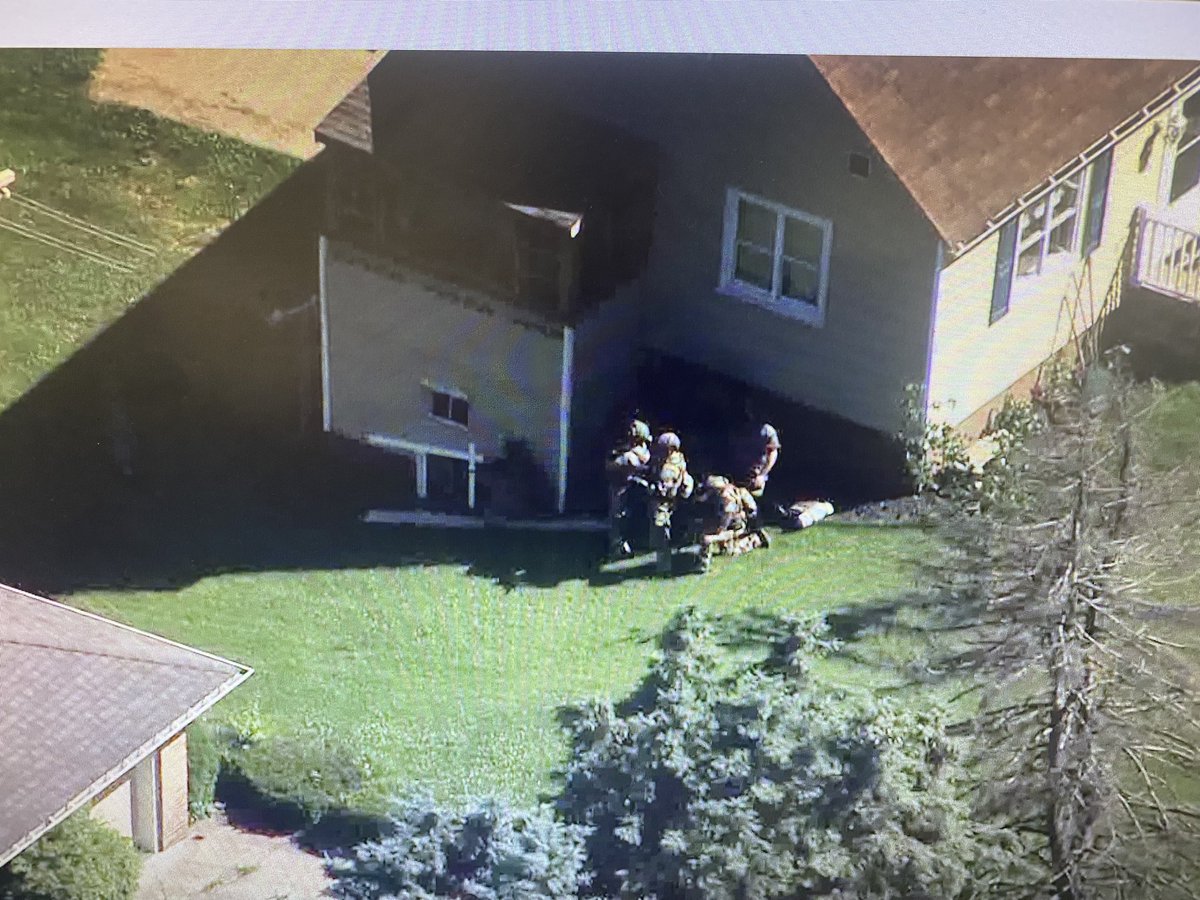 toriyorgeytv's tweet image. SHOOTING | Kennedy PD requested @AlleghenyCoPD for a shooting along Jane St in Kennedy Twp. City SWAT is on scene assisting ACPD (their SWAT is assisting with VP visit). ACPD say suspect is possibly barricaded. #Sky4 with action cam over the scene.