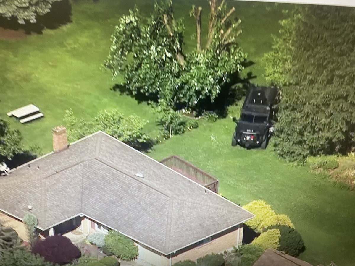 toriyorgeytv's tweet image. SHOOTING | Kennedy PD requested @AlleghenyCoPD for a shooting along Jane St in Kennedy Twp. City SWAT is on scene assisting ACPD (their SWAT is assisting with VP visit). ACPD say suspect is possibly barricaded. #Sky4 with action cam over the scene.