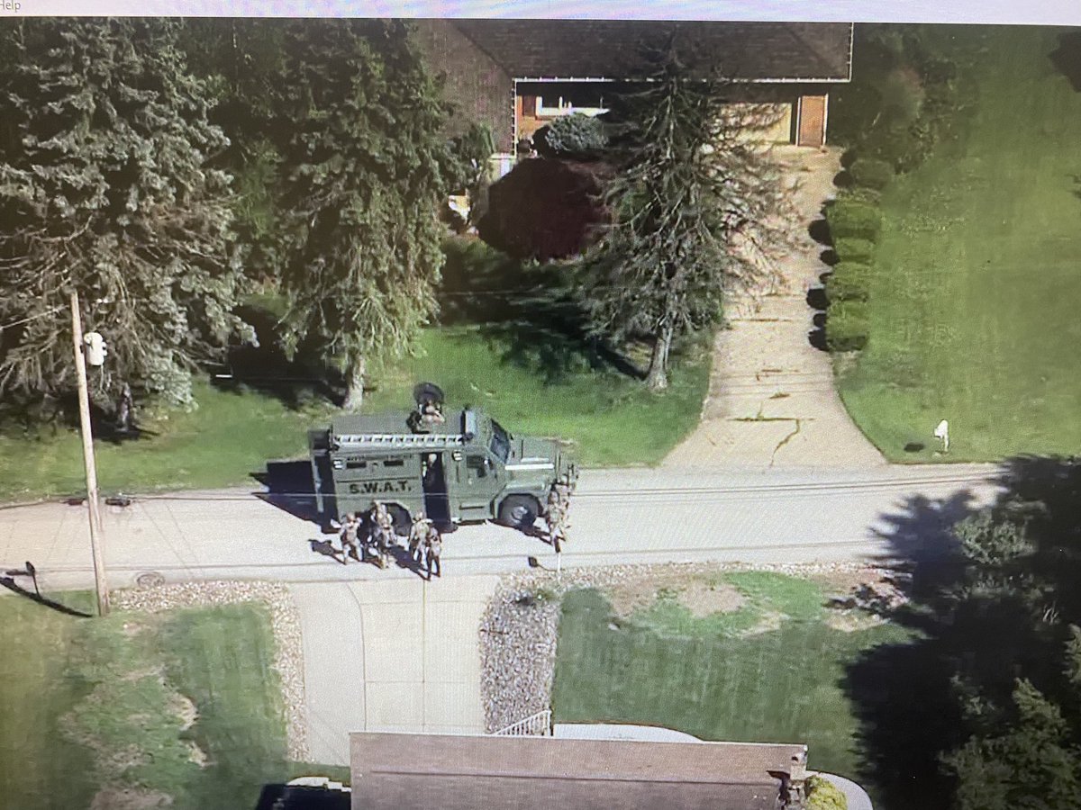 toriyorgeytv's tweet image. SHOOTING | Kennedy PD requested @AlleghenyCoPD for a shooting along Jane St in Kennedy Twp. City SWAT is on scene assisting ACPD (their SWAT is assisting with VP visit). ACPD say suspect is possibly barricaded. #Sky4 with action cam over the scene.