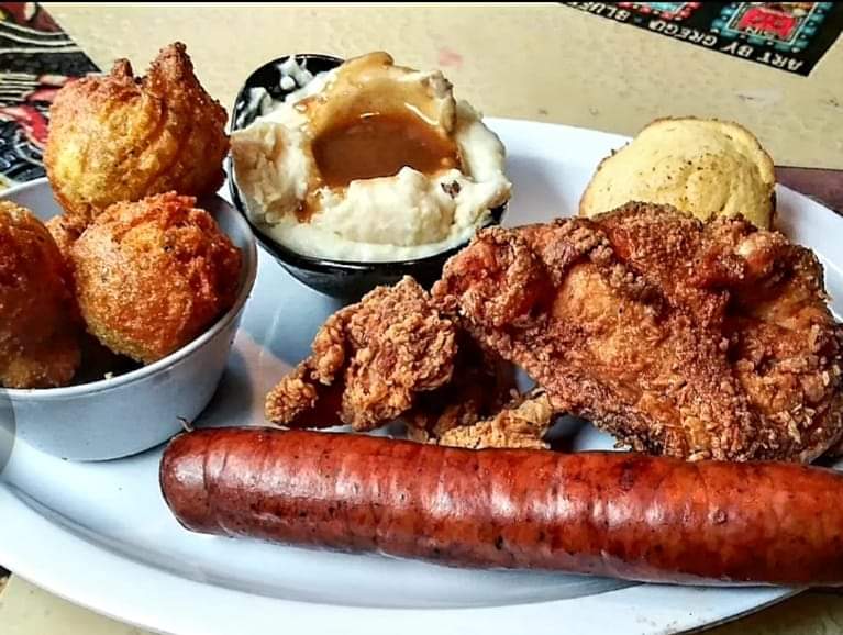 CornerCozzy's tweet photo. Smoked Sausage &amp; Fried Chicken #cozzylove https://t.co/t2UZ0Wygl8