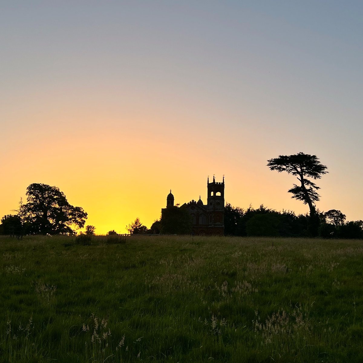 Another stunning sunset @stowe_nt #gothic #temple #landmarktrust #nationaltrust #buckingham #stowe #sunset #eveningwalk