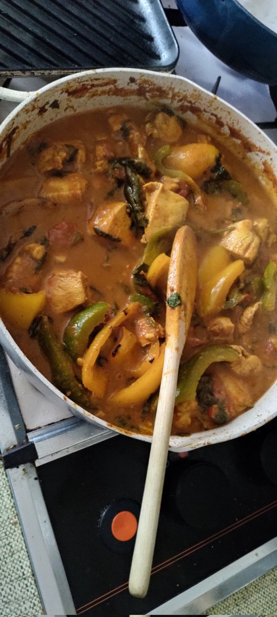 So easy to do and so so tasty.  Chicken Jalfrezi #indiancooking 

Enough for 3 takeaways boxes after dinner.  Storing for winter hehe 

#homecooking 

@lemonmomcanada @KitchenSanc2ary @HairyBikers