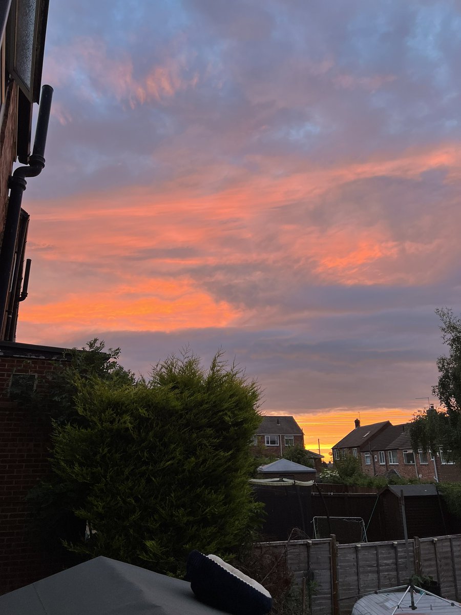 LeeGamble1973's tweet photo. #SAFC amazing skys above Sunlun tonight #lovesunderland https://t.co/u0sXFC5EgZ