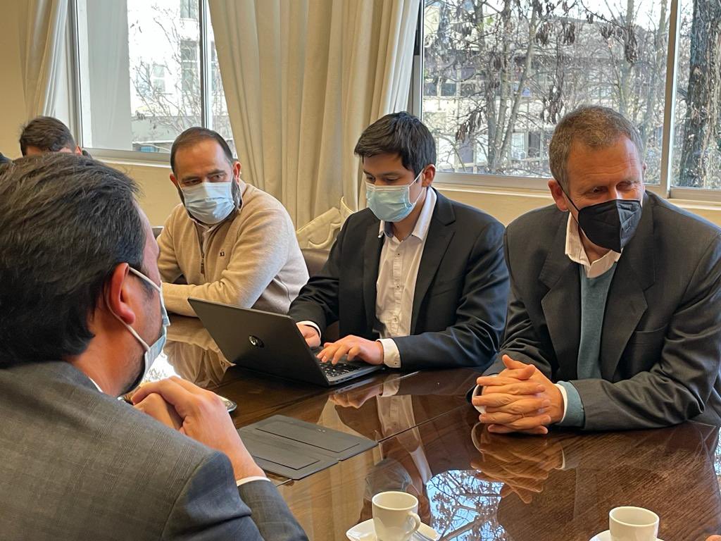 goredenuble's tweet photo. 🚦Estamos junto al ministro @MTTChile @JuanCaMunozA en la @ubbchile para analizar las estrategias de movilidad para #Ñuble que tiene esta casa de estudios junto a la cartera de transporte y telecomunicaciones . 🚗🚍 https://t.co/MTMuqUPDJ0