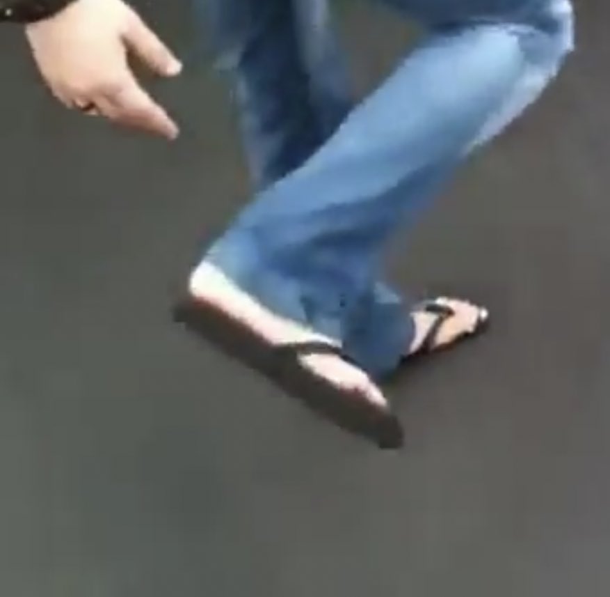 Amor_infinitLs's tweet photo. “é só um chinelo!” 
não… é um pedaço da história. https://t.co/k1pd39ERMM