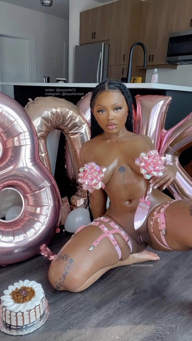 thanks to all 300k of you for loving me and my pretty pink pussy https://t.co/2NTbR9Eyec