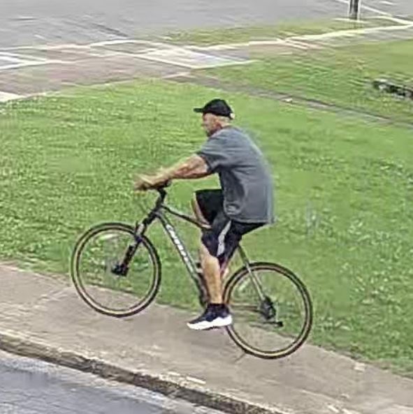 AHarrisonTV's tweet image. Recognize this guy? That bike? That hat? He is a person of interest in the Highland Park Baptist Church fire. @wdefnews12  📸 @ChattFireDept
