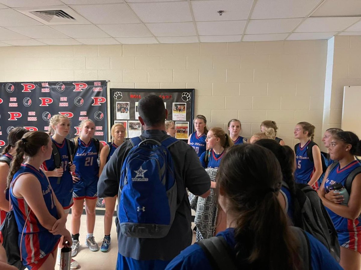 peytonmcpeters's tweet photo. always a good day to be on the court with my girls! #buildtheblue @ladytitanwbb https://t.co/nfK4shpIcc