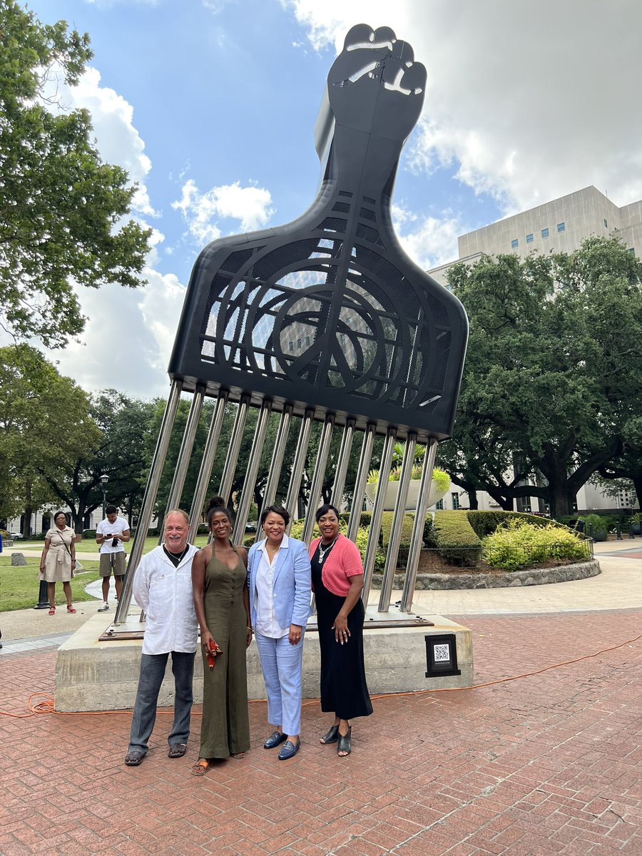 mayorcantrell's tweet image. As Juneteenth approaches, we celebrated with an unveiling in Lafayette Sq.🖤❤️💚💛
This sculpture is very fitting for this time &amp;amp; place as we celebrate the freedoms that we have gained

We know that it doesn’t come without struggles, fights, and  protests for 200+ years