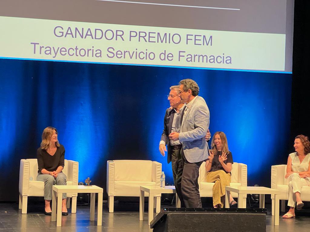 joseluis_pa's tweet photo. Premio a la trayectoria del Servicio de Farmacia en el Area d Farmacotecnia y Elaboración  de Medicamentos. Gracias a todo el equipo del SF @HospitalLaFe q hacen todos los días posible lo q parece imposible. Y especialmente a Nieves Vila x su nivel científico altruismo y humildad https://t.co/L8UvdvYWdy