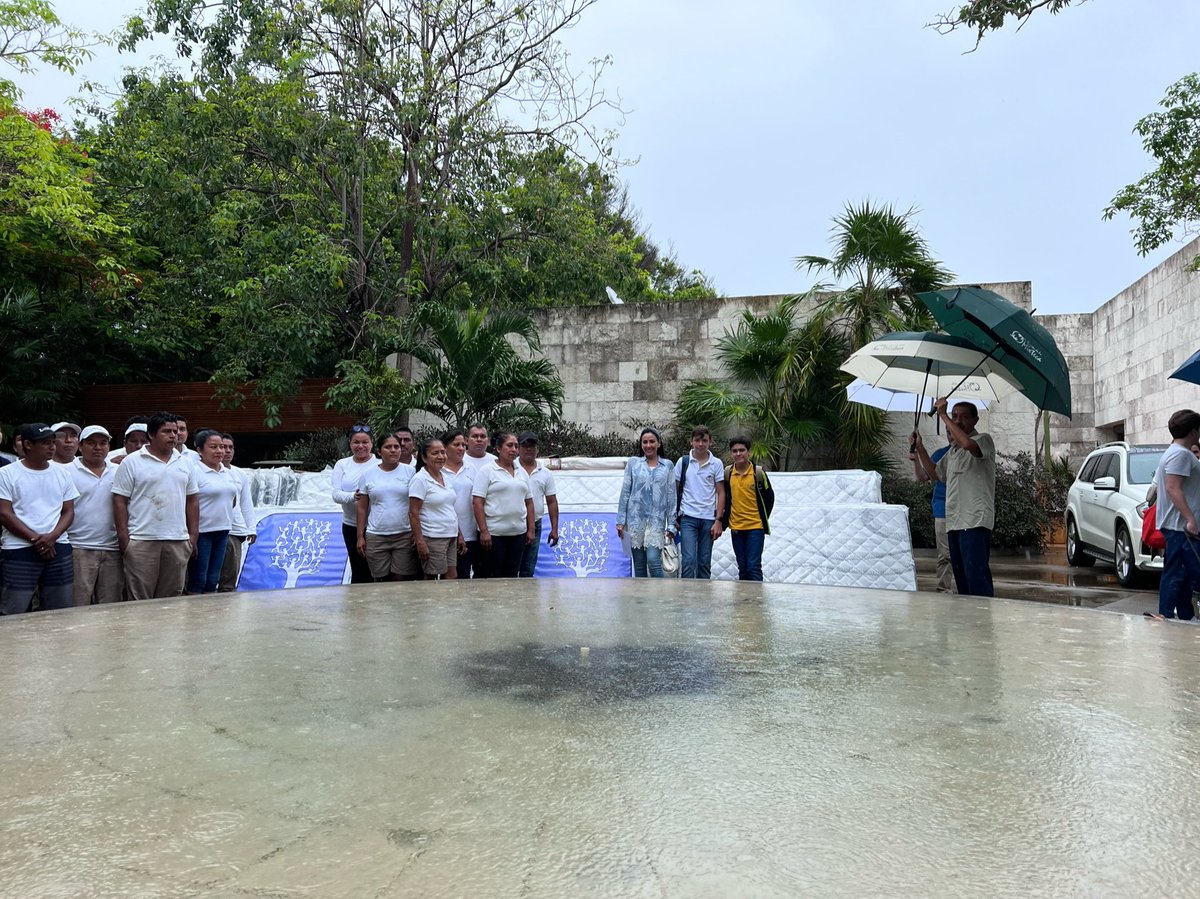 RicardoBSalinas's tweet photo. #BuenosDias, hace poco un huracán desató la tragedia en #Oaxaca y mi esposa @MLMSalinas organizó una colecta en redes para llevar ayuda a través de #Humanitree… hoy les voy a compartir imágenes y videos de lo que llevaron @MLMSalinas y mis hijos Mariano y Cristobal, abro hilo 😌 https://t.co/SYE9v1A8bP