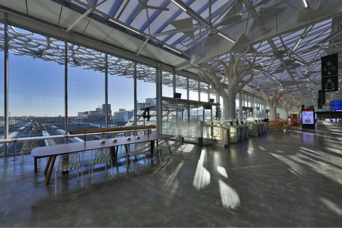 vincentg_'s tweet photo. Tu te demandes jamais pourquoi la récente passerelle-mezzanine de la gare de @nantesfr est une  étuve et pourquoi les architectes Rudy Ricciotti et @forma6agence, ne pouvant ignorer le réchauffement climatique, n’ont prévu aucune possibilité d’occulter l’immense façade vitrée? https://t.co/BybHtJfwDI