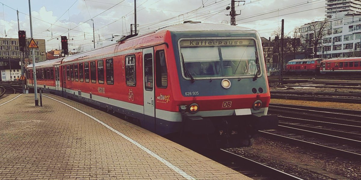 218_493's tweet photo. Ein schöner Zug 😊🥲
#BR628 #Trainspotting
(Ulm Hbf, 16.03.2021) https://t.co/ivObqvbbUD
