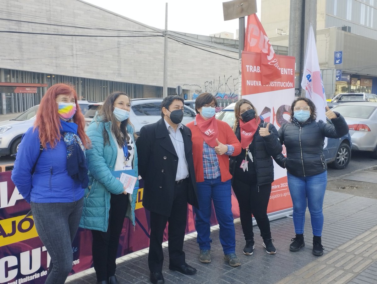 Cutchile's tweet photo. La CUT Zonal Norte, junto al vicepresidente de organización @Leonelsepval, ya se encuentran en Metro Hospitales como #Comando4S para concientizar sobre el #TrabajoDecente en este encuentro de las y los trabajadores por el #AprueboDeSalida https://t.co/Q2bH1v5Q9O