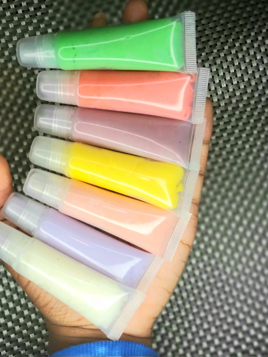 ChaserBeauty1's tweet photo. Things to look for in lip gloss!
 -Naturally hydrating ingredients
-Shine
-Affordable
-NOT STICKY!!!
 Check out the store to find some fitting options 👇🏾
https://t.co/WEMP8AeoGZ 🧸❤ https://t.co/SvqUFcoFJz
