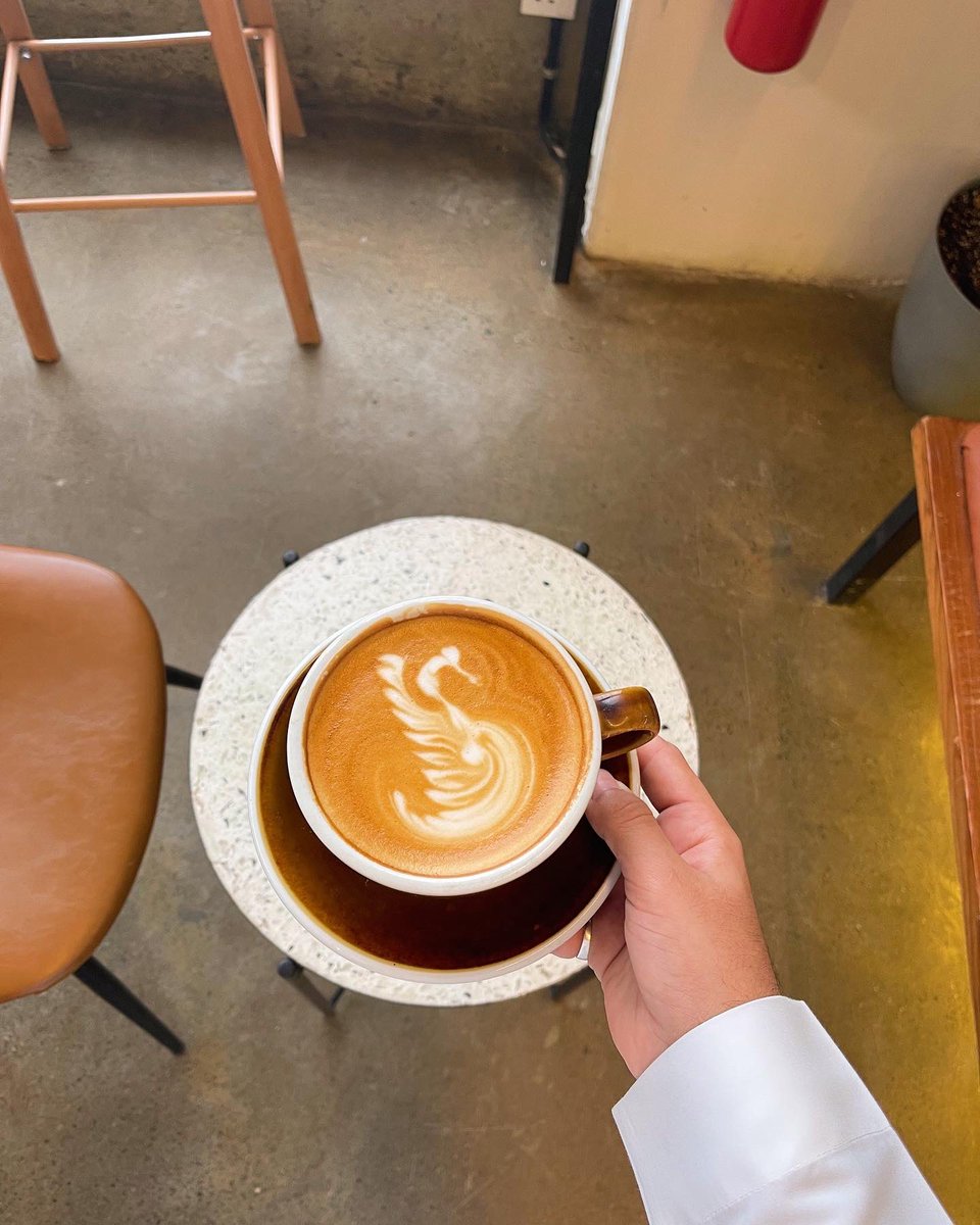 و مرةً في العمر ،يقفُ الإنسانُ بجوار أحدهم ولا يودُّ التحرُّك حتى لو فاتهُ العالم