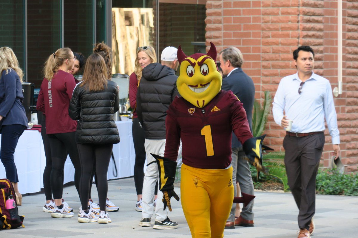 michaelcrow's tweet image. Wishing this handsome (and occasionally mischievous) Sun Devil all the best on #NationalMascotDay!           🔱⬆️@SparkySunDevil