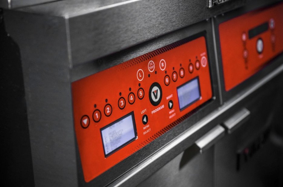 bjeltd's tweet image. The solid-state control system in Vulcan Fryers maintains an even oil temperature from batch to batch for crisp, delicious results throughout your day.