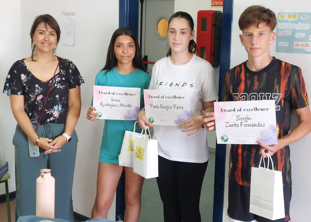 IESRPE1's tweet photo. Hoy se han entregado los diplomas
-A los mejores proyectos bilingues. 
-Al esfuerzo y superación. 
Gracias,  Carmen Fernández,  profesora del @IESRPE1 y coordinadora del programa, por una impecable organización. 
Enhorabuena a los premiados. https://t.co/bxOWhbDhCE