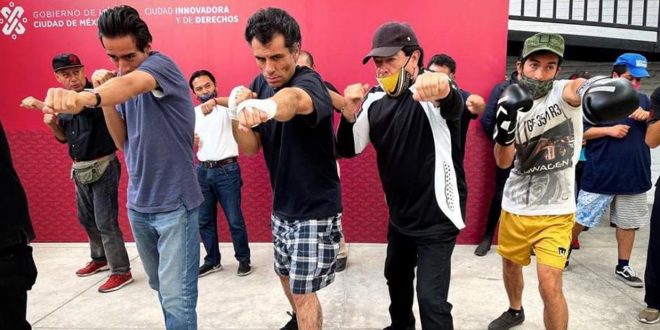 LaRazon_mx's tweet photo. 🥊 #ClasesdeBoxeo | Clase masiva de box en CDMX: Participarán 50 personas de la red de albergues
https://t.co/ih6VDshSc7 https://t.co/TBvxq7Zxut