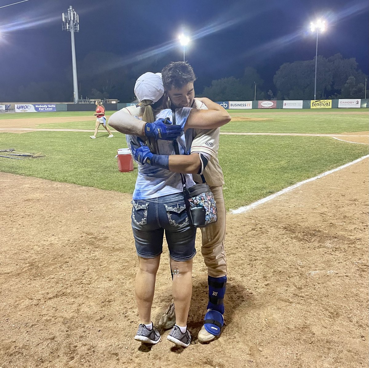 Nothing beats walk-off hugs from mom ❤️ <a href="/thejoshleslie/">josh leslie</a>