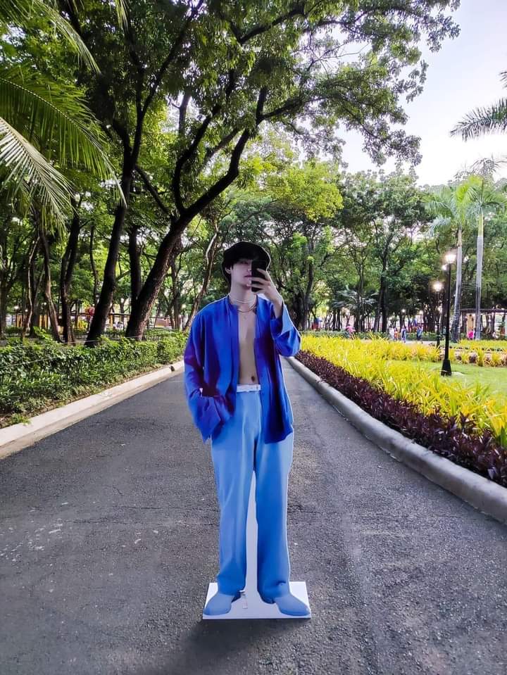 moni_samia's tweet photo. A Kim Taehyung Standee on one of the Philippine's most popular landmark, Luneta Park !! https://t.co/9qlKJlxyIC