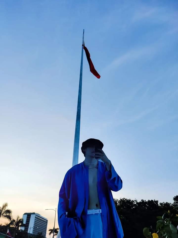 moni_samia's tweet photo. A Kim Taehyung Standee on one of the Philippine's most popular landmark, Luneta Park !! https://t.co/9qlKJlxyIC