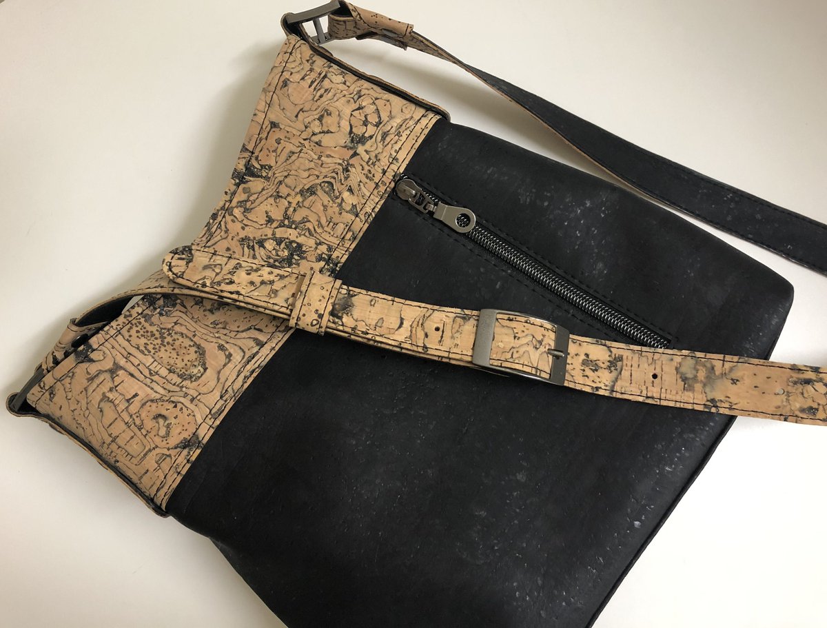 Meet Amber! A medium size cork bag that converts easily from crossbody to shoulder bag. Lots of pockets! More pictures and details in #UrbanStitcher Etsy shop at etsy.com/listing/125135… #OOAKbag #corkbags #maggy55 #handmadebags