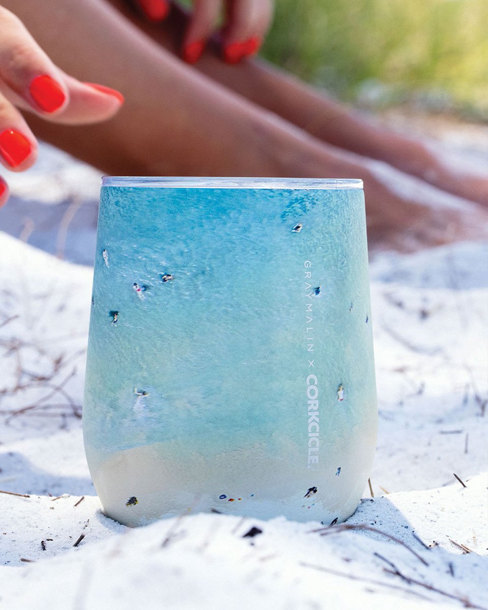 Meet Gray Malin, the photographer behind our new limited-edition collection. He’s known for his iconic aerial beach shots, which will take your drink to new heights. Available on tumblers, canteens, stemless wine cups, and ice buckets. corkcicle.com/collections/gr…