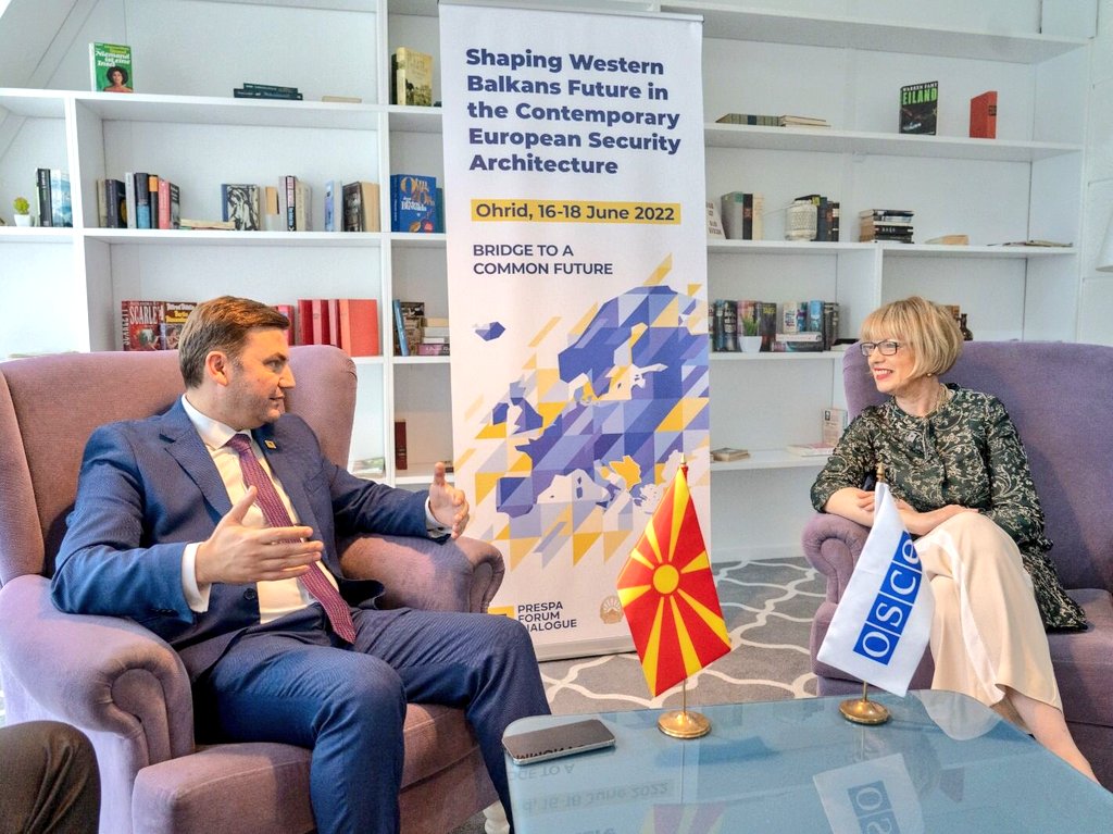 Bujar_O's tweet photo. W/ @HelgaSchmid_SG on the margins of #PFD2022.
Talked about the current security challenges after the 🇷🇺 aggression against 🇺🇦, as well as the upcoming #OSCE2023 🇲🇰. https://t.co/GKc5RaIUAy