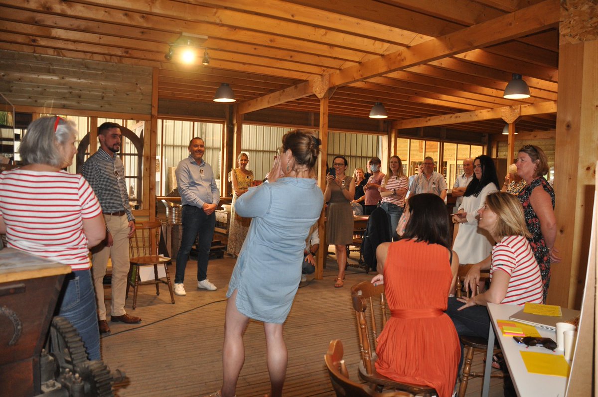 Après avoir « secoué leurs idées », c’est l’heure du pitch des équipes! À tour de rôle, chacune présente sa problématique et les solutions innovantes nées lors des ateliers. 
Un moment qui mêle innovation et esprit d’équipe ! 🤝💡