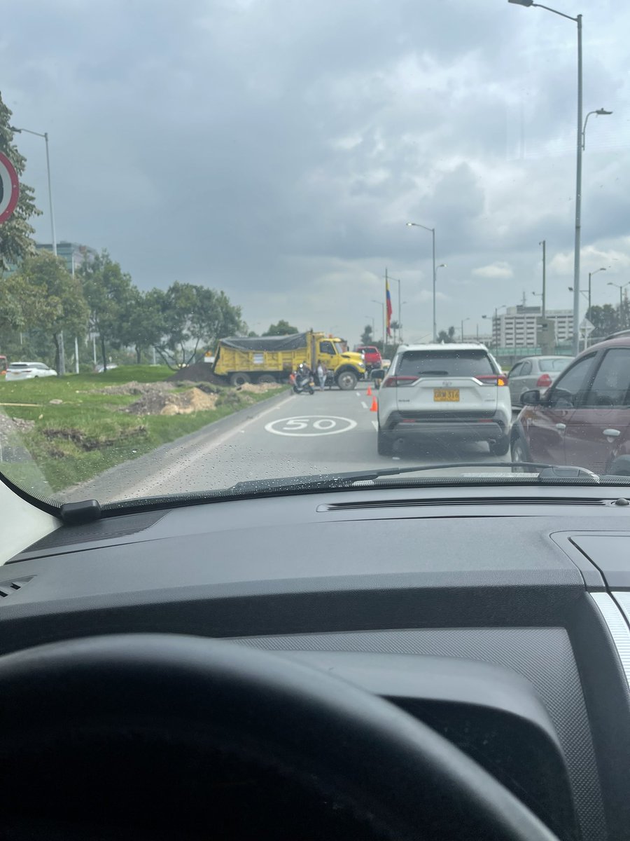 estemartinez's tweet photo. @JBotanicoBogota y @SectorMovilidad #pilasahí la intervención que están haciendo en la 26 a la altura del CAN sentido oriente- occidente tiene PMT? Se está cumpliendo? Hay motos de las persona la que trabajan allí, conos que no son visibles y el horario de trabajo… https://t.co/fzJwr4WFKb
