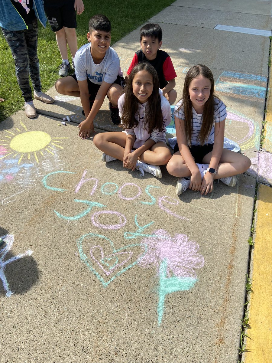 Deb58201864's tweet photo. Wrapping up our last Friday together at MTV! We “chalked the walk” with inspirational messages for each other! 📚✏️@MtView07836 @melandyk @JOlsyn1109 @ZywickiR https://t.co/FZRB3DHfUU
