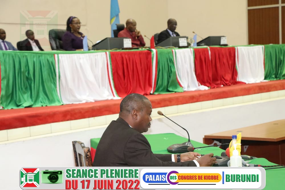 nshingamateka's tweet photo. 2/5 Le premier projet de loi portant ratification du #Burundi de l'accord de don et #FIDA relatif au projet d'intensification de la production agricole et de réduction de la vulnérabilité #PIPARV B a été soumis à l'analyse et adoption dans la séance plénière de ce 17/06/2022. https://t.co/Kf1SuVeWZ2