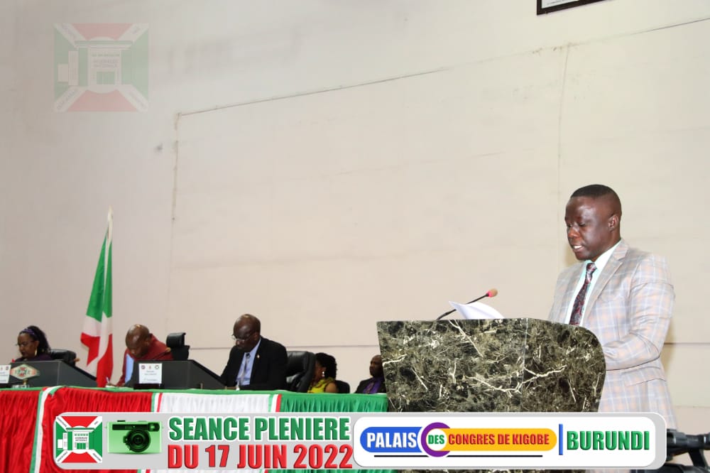 nshingamateka's tweet photo. 2/5 Le premier projet de loi portant ratification du #Burundi de l'accord de don et #FIDA relatif au projet d'intensification de la production agricole et de réduction de la vulnérabilité #PIPARV B a été soumis à l'analyse et adoption dans la séance plénière de ce 17/06/2022. https://t.co/Kf1SuVeWZ2