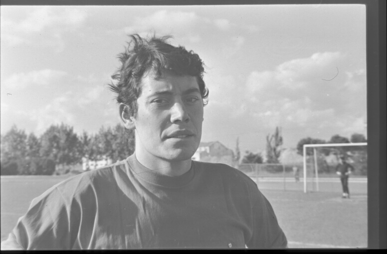 Fritzyustas's tweet photo. Esta es una foto muy poco conocida de José Manuel, el que fuera capitán sportinguista. Sabido es que el gijonés fue internacional aficionado, olímpico y sub 23, pero también jugó un partido con la absoluta.Un encuentro de entrenamiento de la selección española contra el Castellón https://t.co/mgM9iGHYaa
