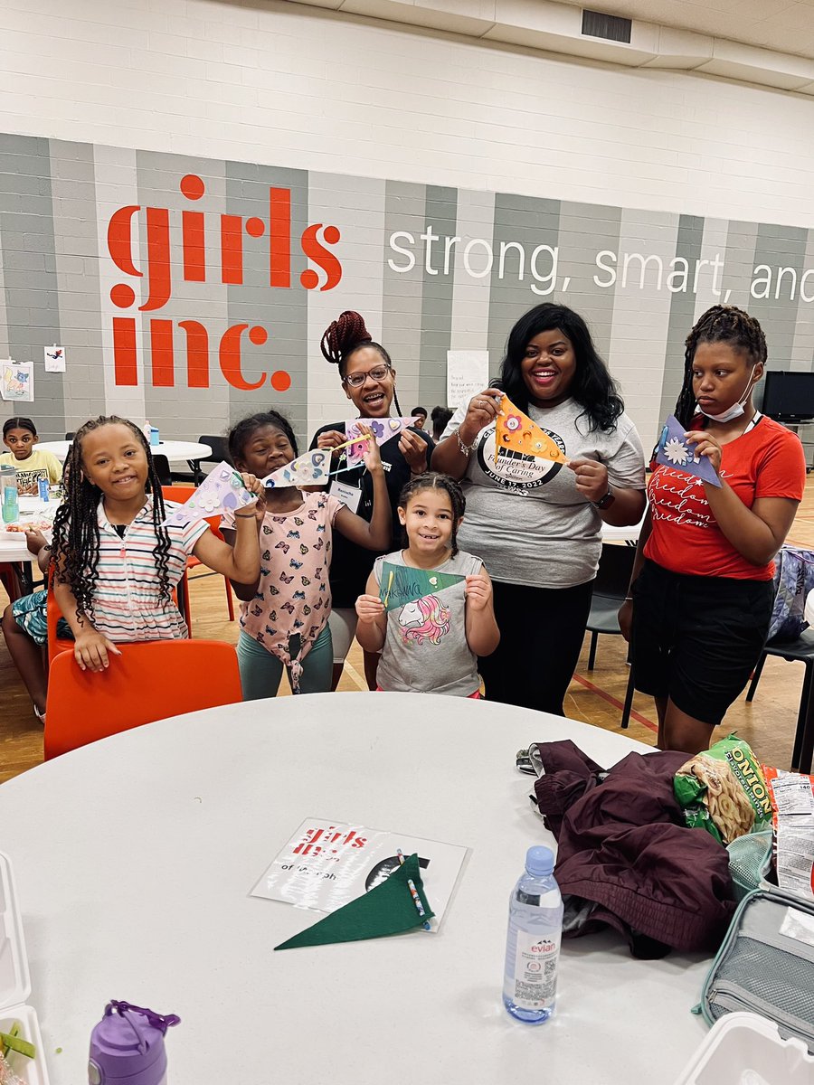 BriaJonesTV's tweet photo. 💪🏾STRONG, SMART 🧠 &amp; BOLD ⭐️ 

The GIRLS and team at @GirlsIncMemphis are fierce! I had so much fun volunteering with my @3onyourside family. #NexstarCares #DayOfService #NexstarNation #NexstarFoundersDay https://t.co/P92svB3O4a