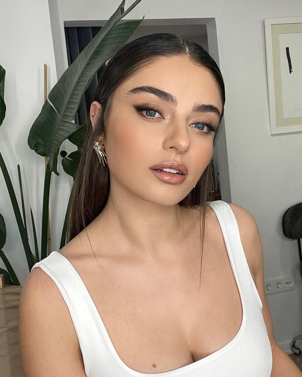 SuttonSloan_'s tweet photo. Most beautiful woman 💙💫

#AyçaAyşinTuran https://t.co/IDBT5Lqaes