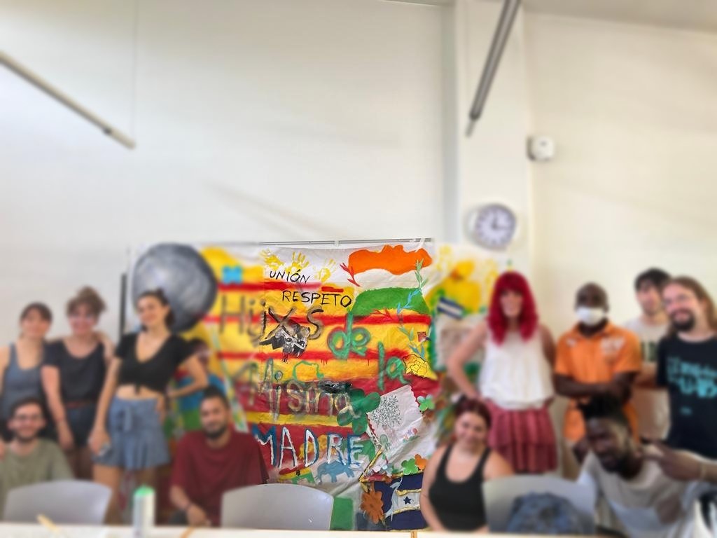 CCARefugi's tweet photo. Avui a #Sabadell les persones migrades i refugiades de Tenderol i els joves de Vapor Llonch han acabat el mural reivindicatiu del #DiaMundialdelespersonesrefugiades . Una creació artistica que han treballat durant setmanes i que és 😍😍😍

#DefensemlAsil https://t.co/7GHkn5aYWI