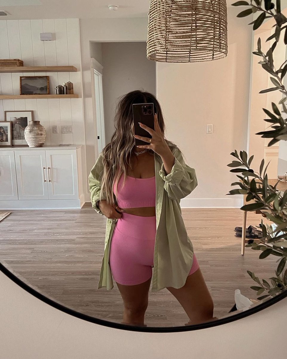 Pop of pink 💓 babe @_kaitlynbrown in our electric pink seamlessluxe set. *sizes are selling out fast!*