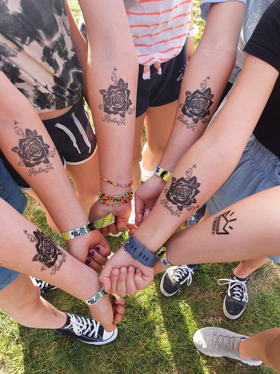 FreiburgNews's tweet photo. Wer will? Wer hat noch nicht? Die RadioFr-Tattoos gehen weg wie warme Semmeln 😎 https://t.co/WVDRCCukPz