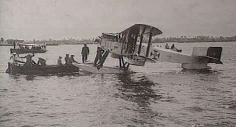 17 de Junho de 1922: Gago Coutinho e Sacadura Cabral chegam ao Rio de Janeiro, completando a primeira travessia aérea do Atlântico Sul. Foi há cem anos que, depois de vários percalços, os dois aviadores amararam na baía de Guanabara, estando à sua espera milhares de pessoas.