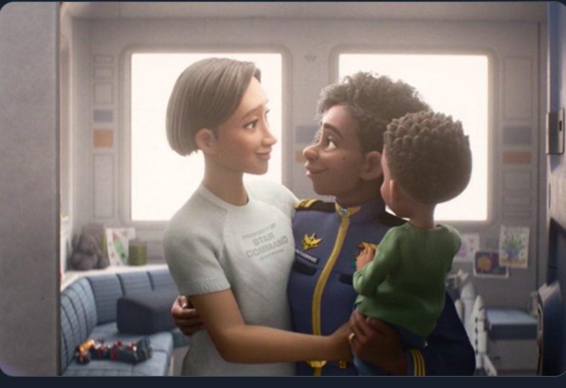claudiaorduno's tweet photo. Estoy segura que mis hijos no dirán absolutamente nada al ver esta escena. Porque están siendo criados con respeto y amor. En esta casa saben que uno es libre de amar a quien quiera. Aquí no juzgamos las formas de amar y hacer familia, aquí admiramos y respetamos. #Lightyear https://t.co/LtiaMQkOdt